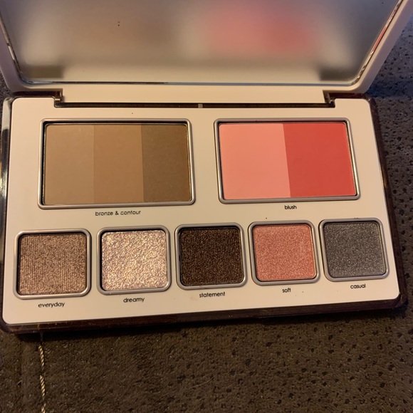 Natasha Denonas HY-PER NATURAL FACE PALETTE
NO MAKEUP MAKEUP EYE/CHEEK ESSENTIAL - Picture 9 of 11